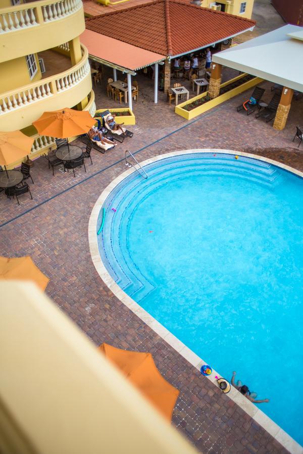 La Quinta Beach Resort Palm Beach Bagian luar foto